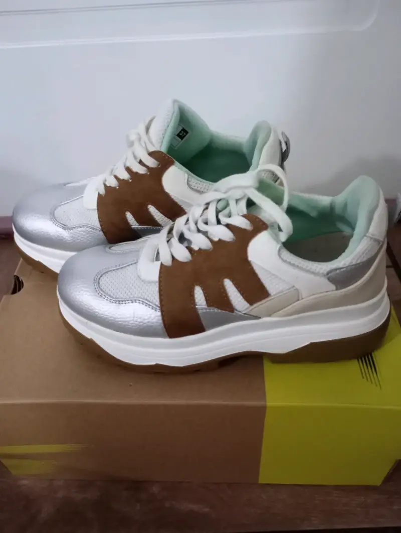 Zapatillas deportivas blancas y plateadas - 1