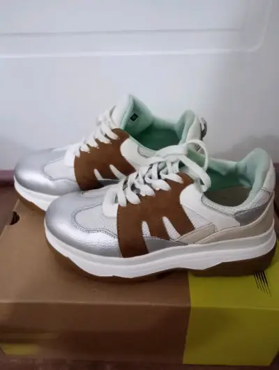 Zapatillas deportivas blancas y plateadas - miniatura 2
