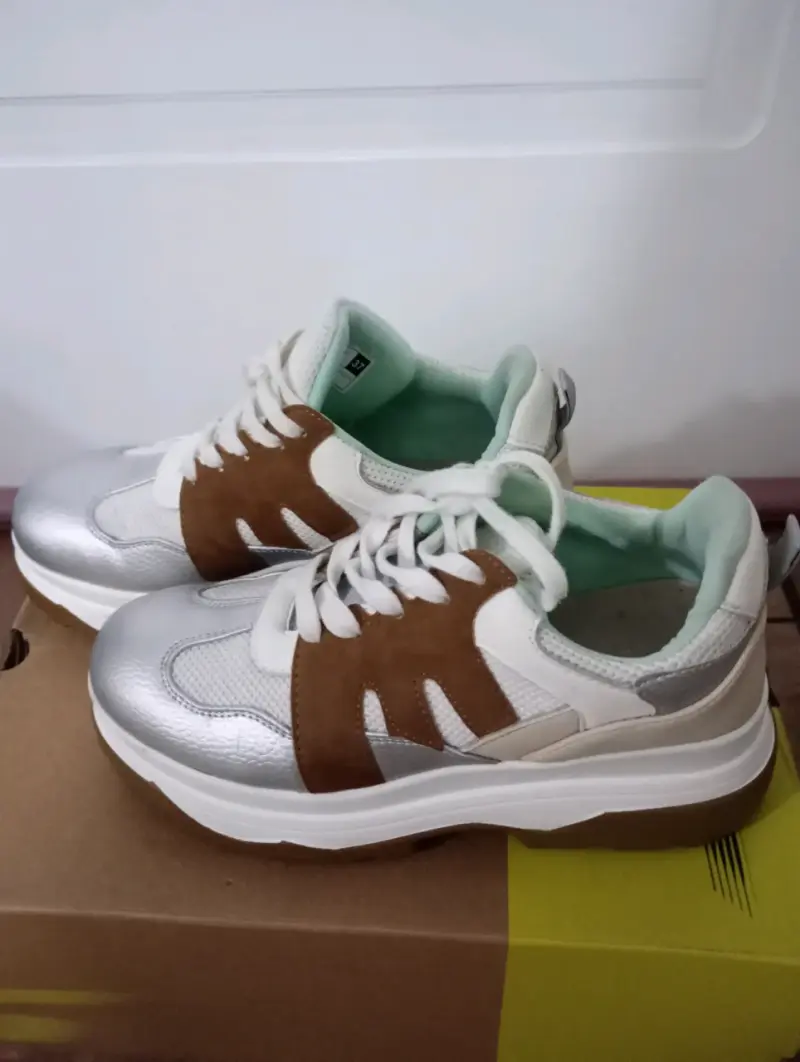 Zapatillas deportivas blancas y plateadas - 3