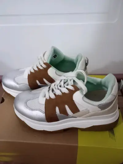 Zapatillas deportivas blancas y plateadas - miniatura 3