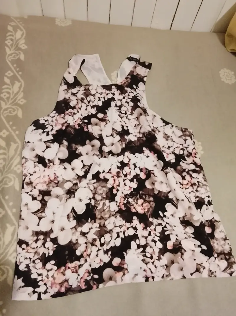 Blusa floral sin mangas para mujer