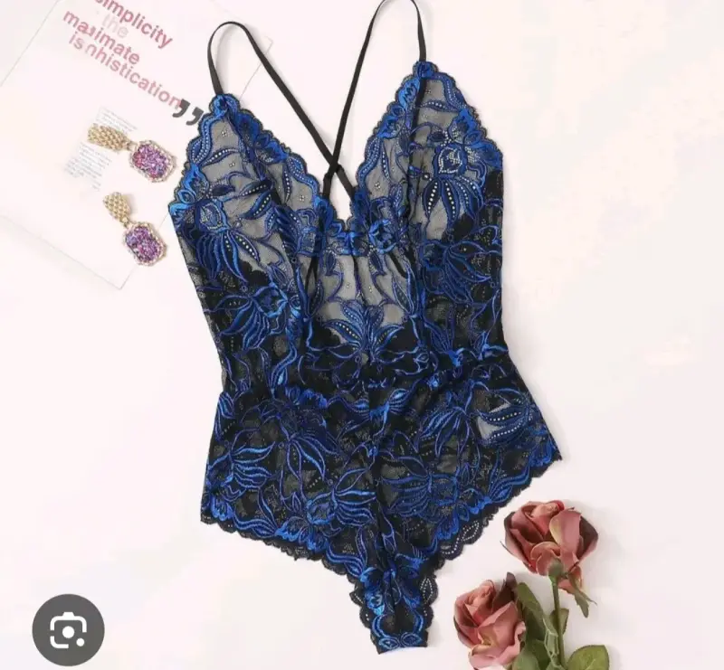 Body de encaje azul y negro elegante