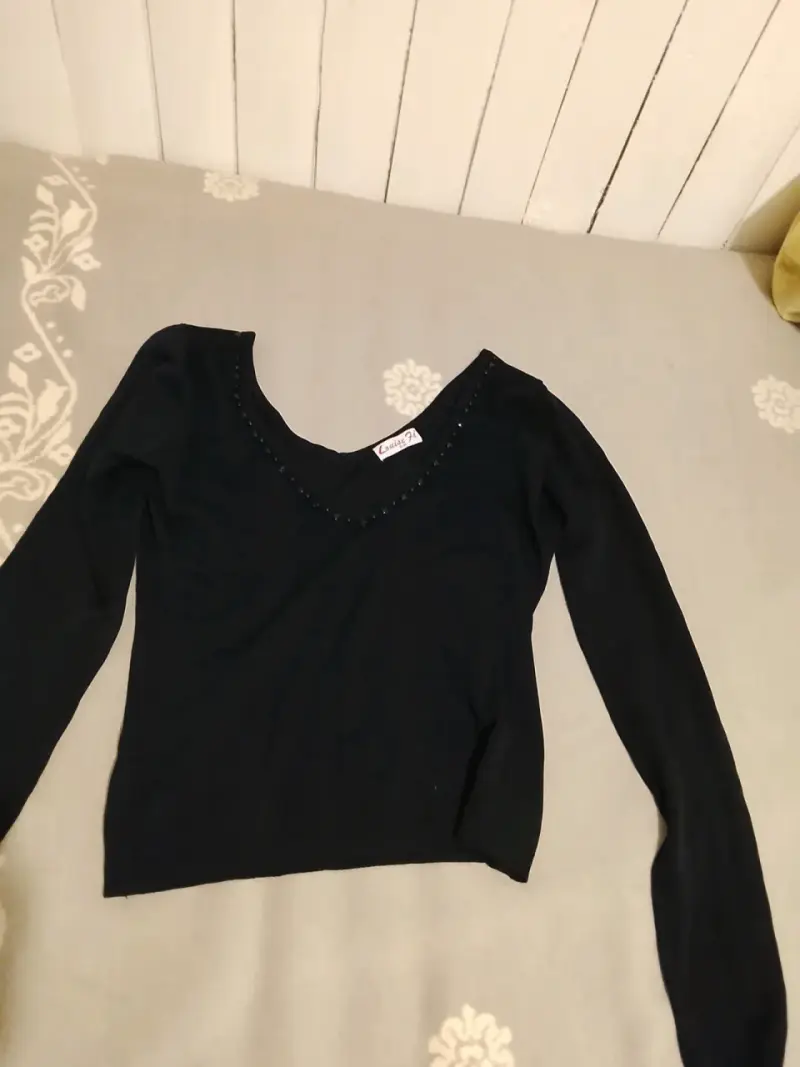 Polera negra manga larga con detalles