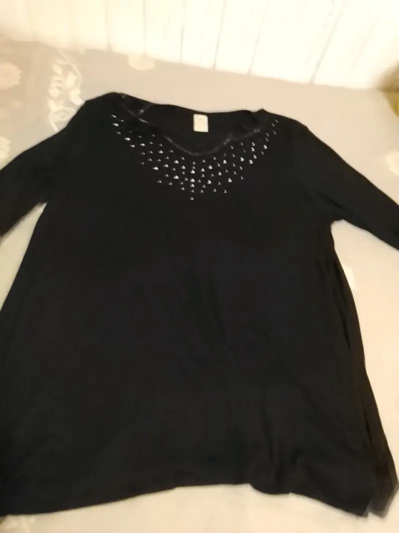 Polera negra con detalles brillantes