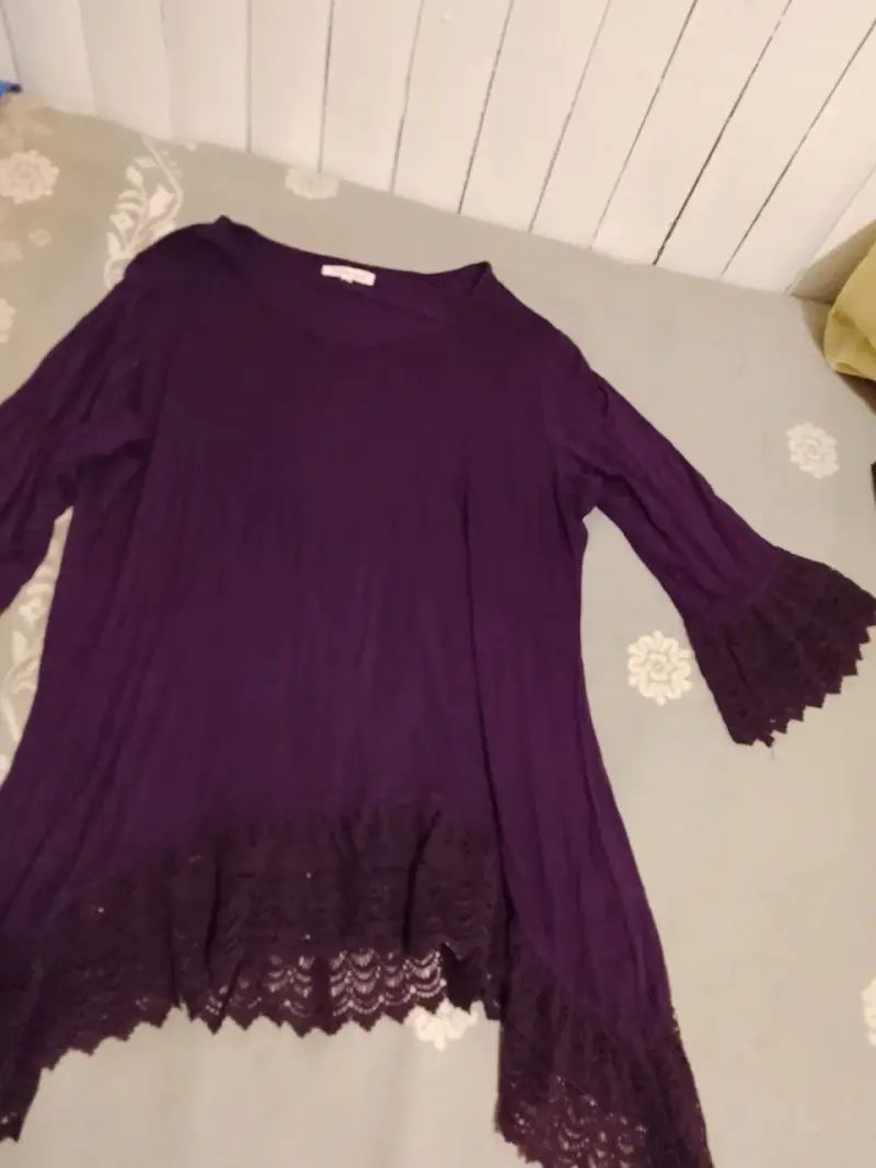 Blusa morada con encaje para mujer