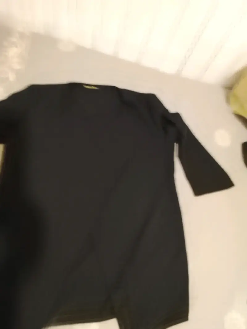 Polera negra de manga larga para hombre