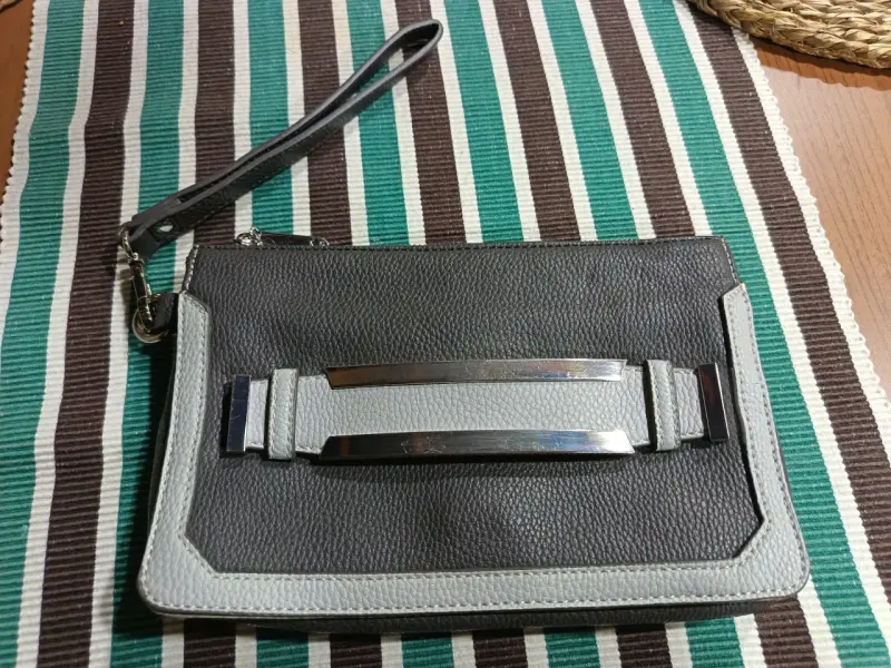 Bolso de mano moderno y versátil - 1
