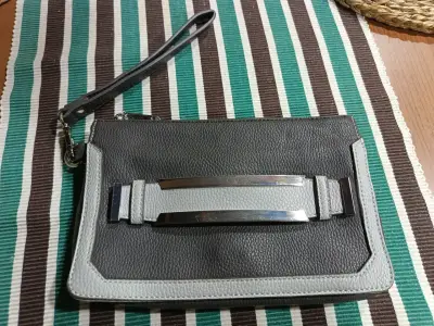 Bolso de mano moderno y versátil - miniatura 1