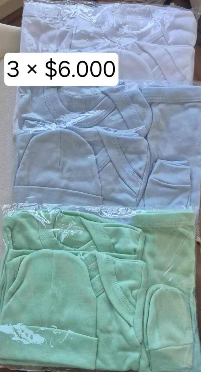 Set de ropa de bebé en colores pastel