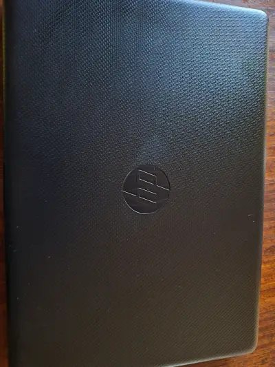 Laptop HP negra en buen estado - miniatura 1
