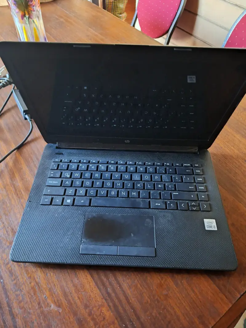 Laptop HP negra en buen estado - 2