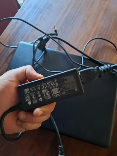 Laptop HP negra en buen estado - miniatura 4