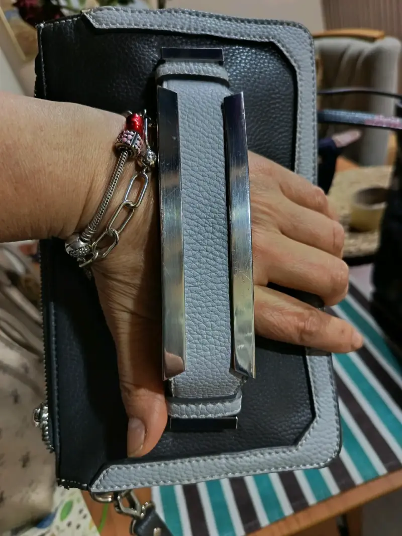 Bolso de mano moderno y versátil - 3