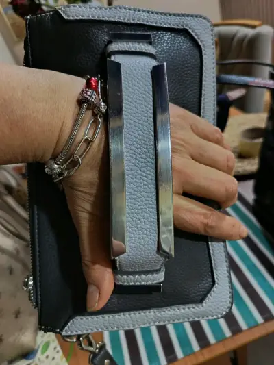Bolso de mano moderno y versátil - miniatura 3