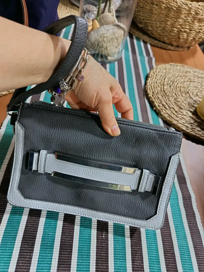 Bolso de mano moderno y versátil - 4