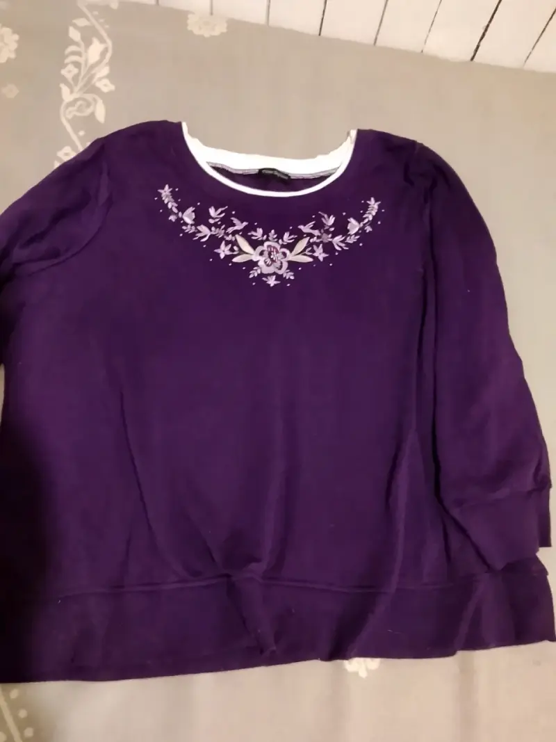 Suéter morado con bordado floral