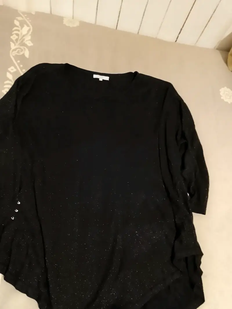Polera negra con detalles brillantes