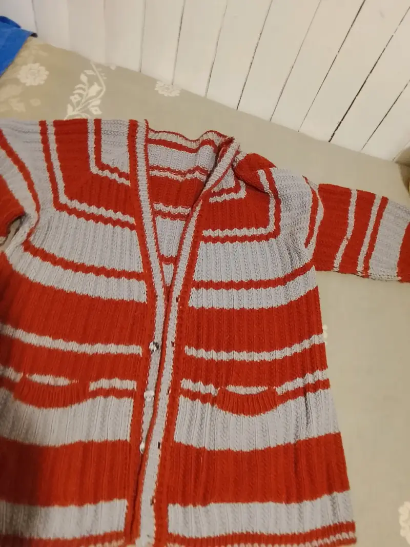 Cárdigan tejido a rayas rojo y gris