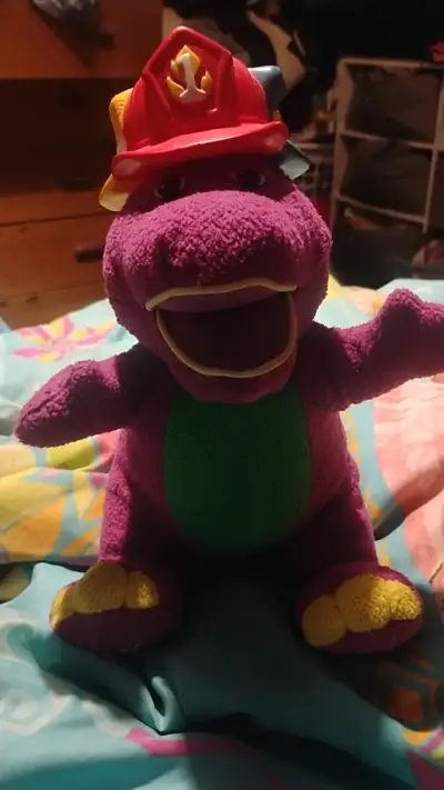 Peluche dinosaurio morado con casco bombero - miniatura 1