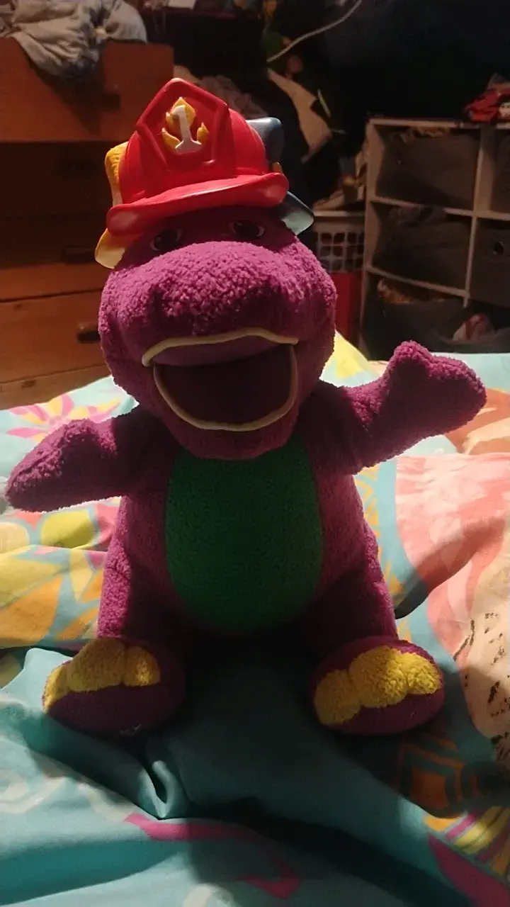 Peluche dinosaurio morado con casco bombero - 2
