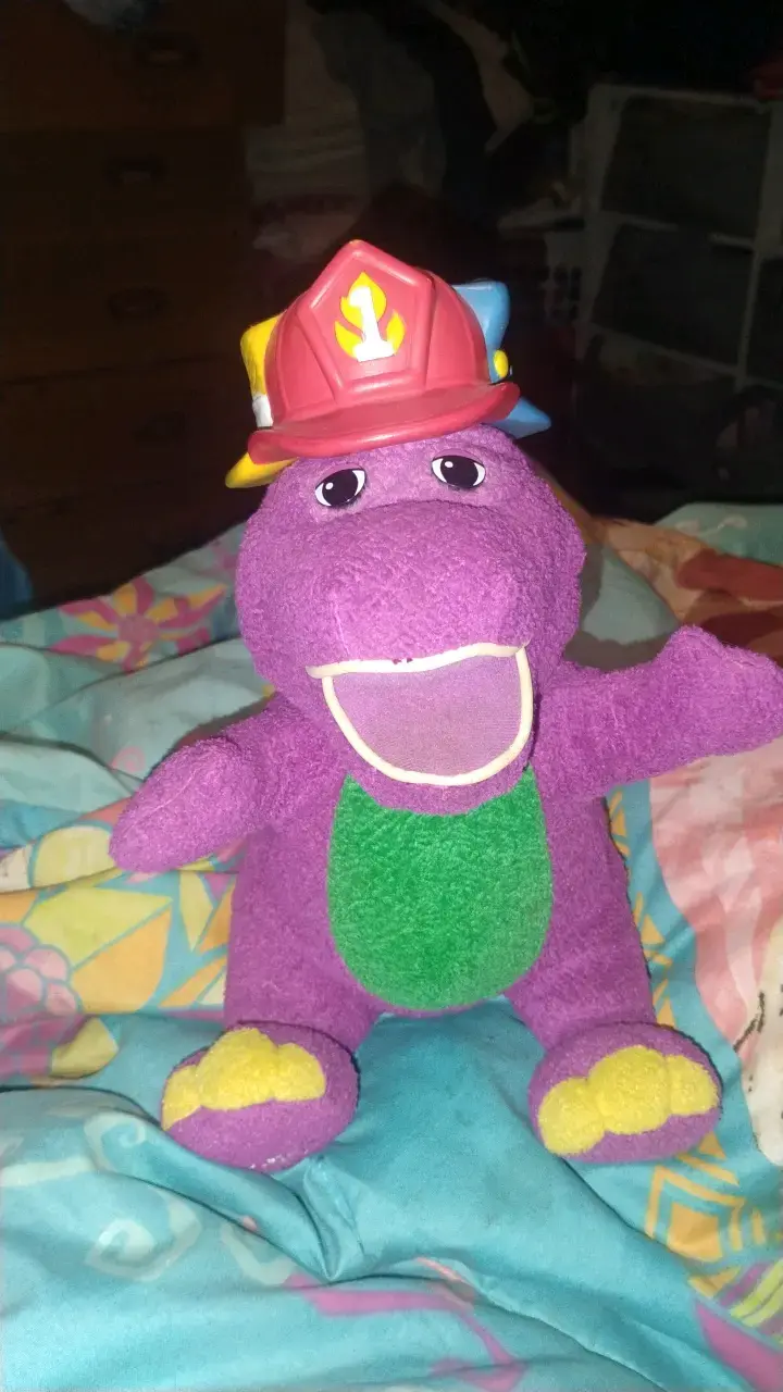 Peluche dinosaurio morado con casco bombero - 3