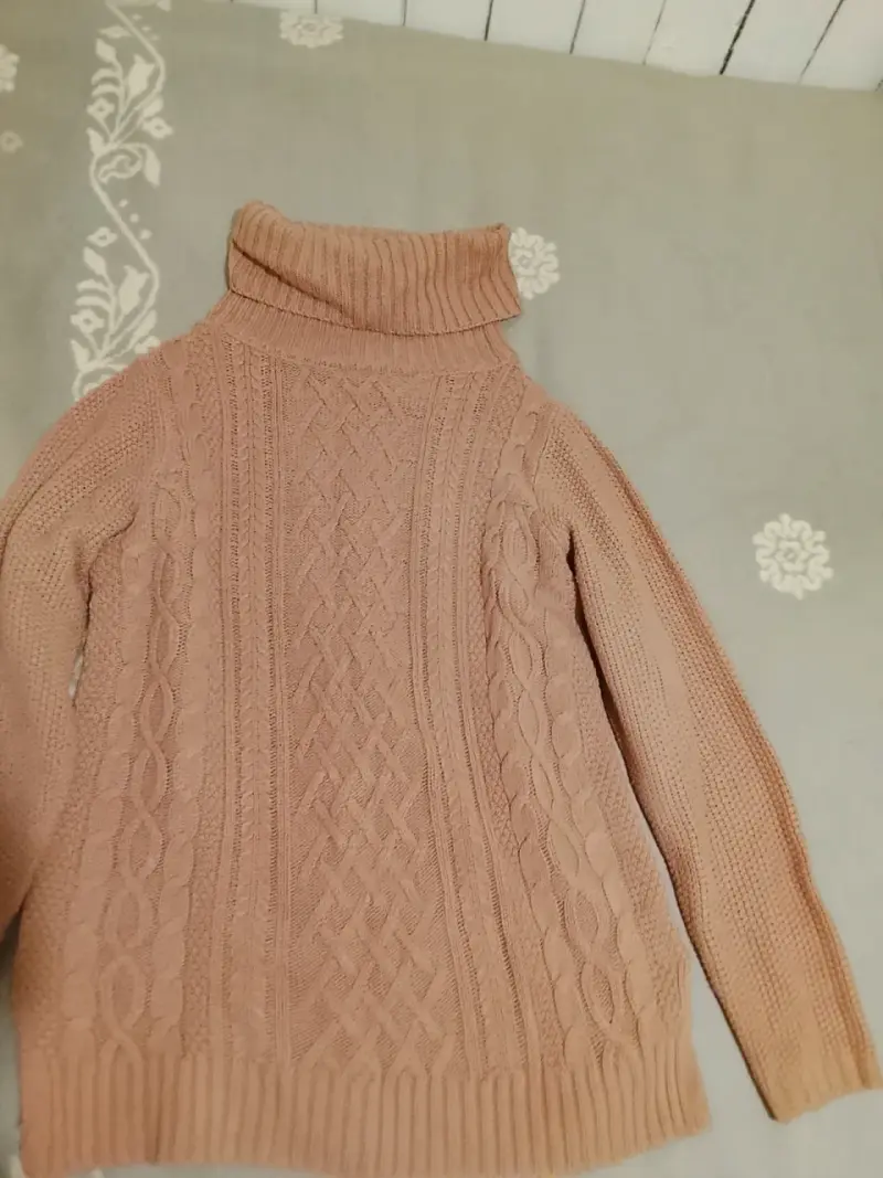 Suéter de lana cuello alto color beige