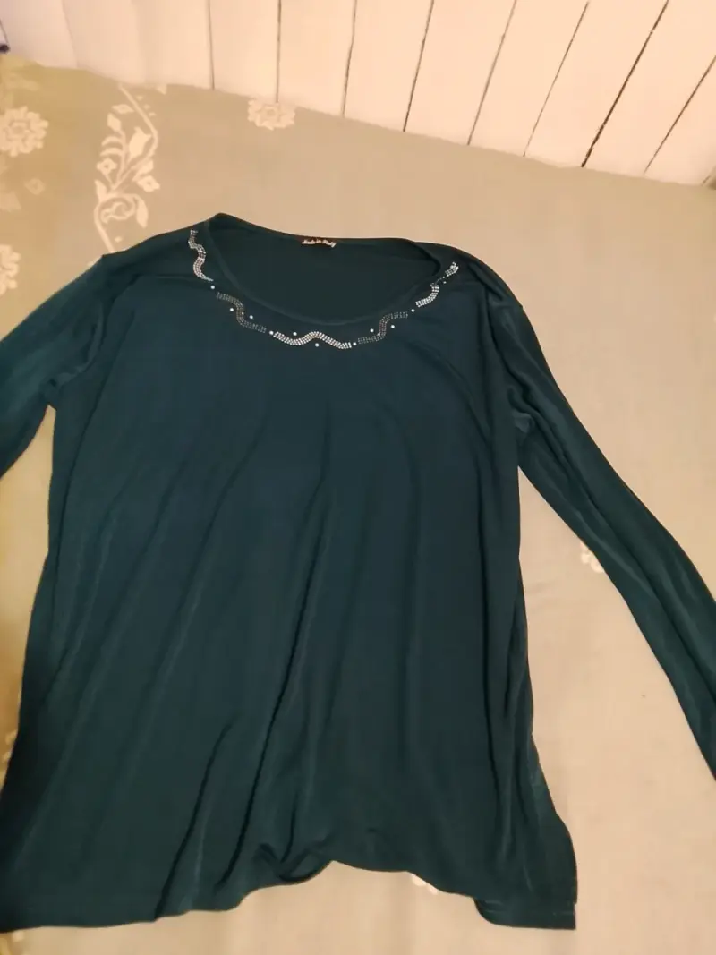 Polera verde con detalles brillantes