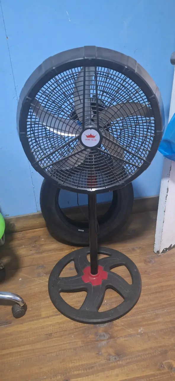 Ventilador de pie Crown Deluxe negro