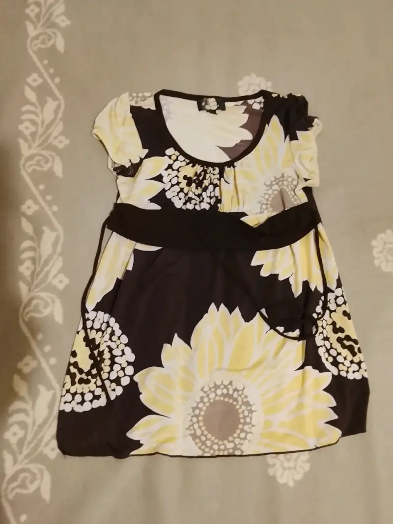 Vestido floral con diseño de girasoles