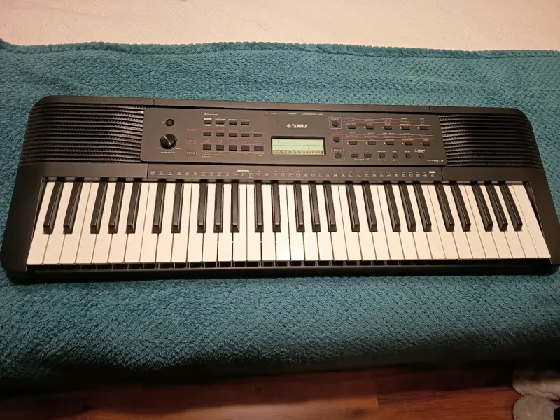 Teclado Yamaha PSR-E273 portátil