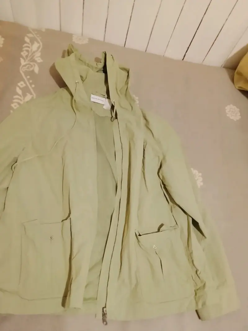 Chaqueta verde con capucha y bolsillos