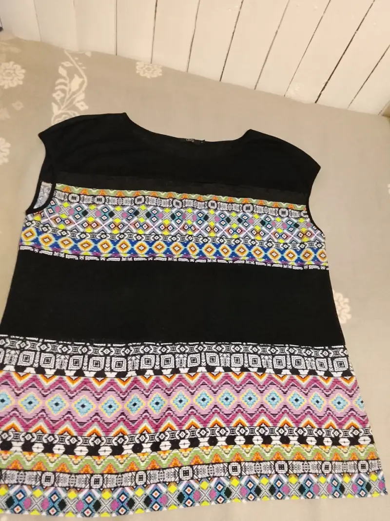 Blusa sin mangas con diseño étnico