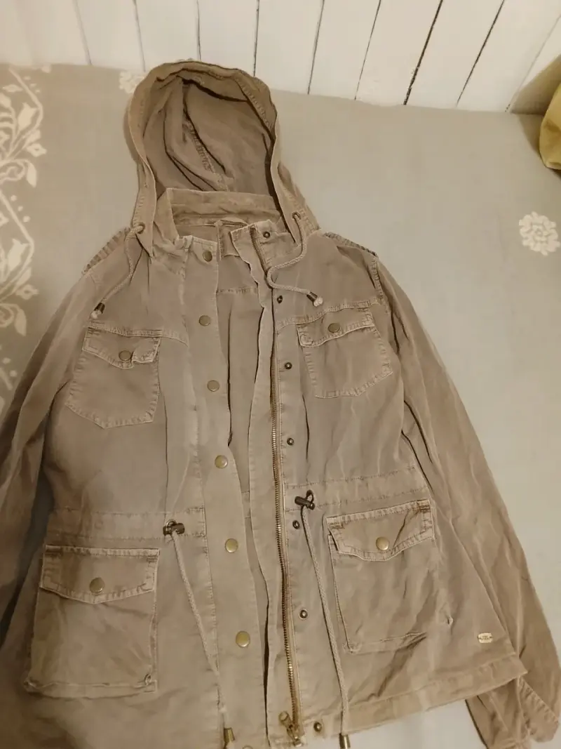 Parka beige con capucha y bolsillos
