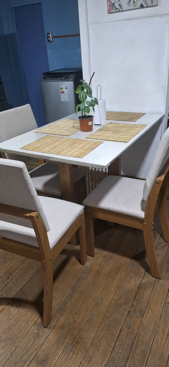 Juego de comedor moderno con 3 sillas tapizadas - 1
