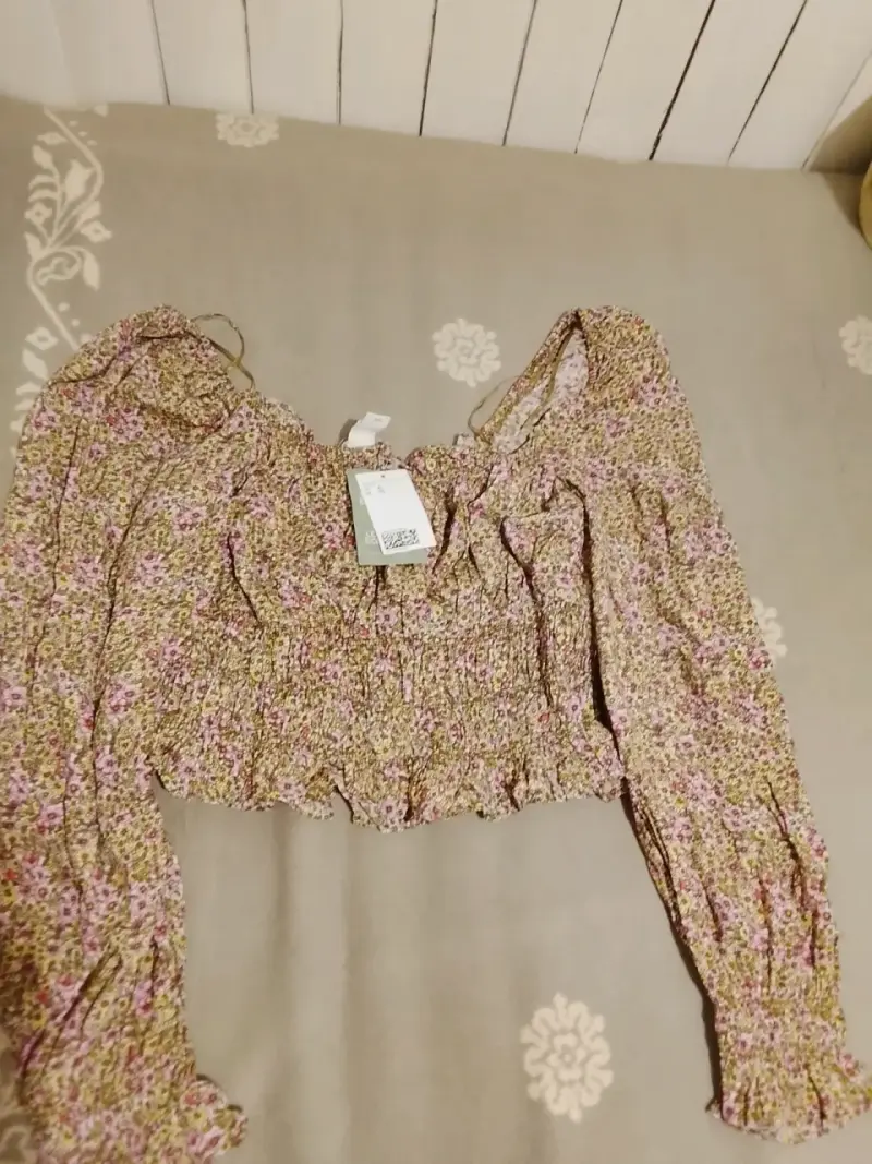 Blusa floral con mangas largas y diseño fruncido