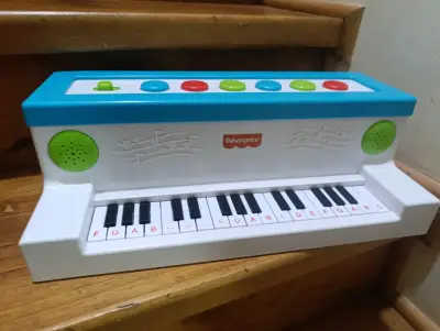 Piano infantil Fisher-Price con sonidos - miniatura 1