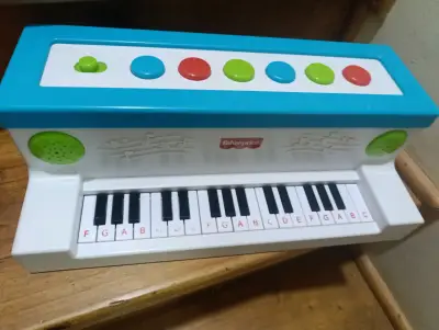Piano infantil Fisher-Price con sonidos - miniatura 2