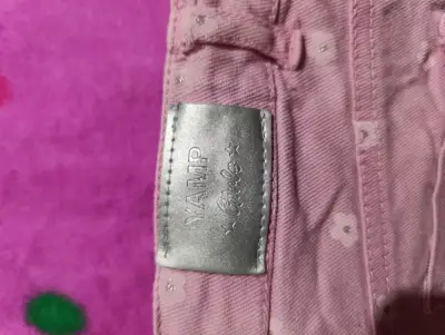 Shorts rosados de mezclilla para niña - miniatura 2