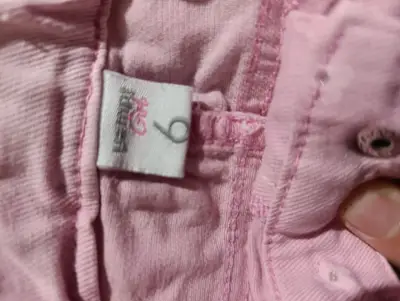 Shorts rosados de mezclilla para niña - miniatura 3