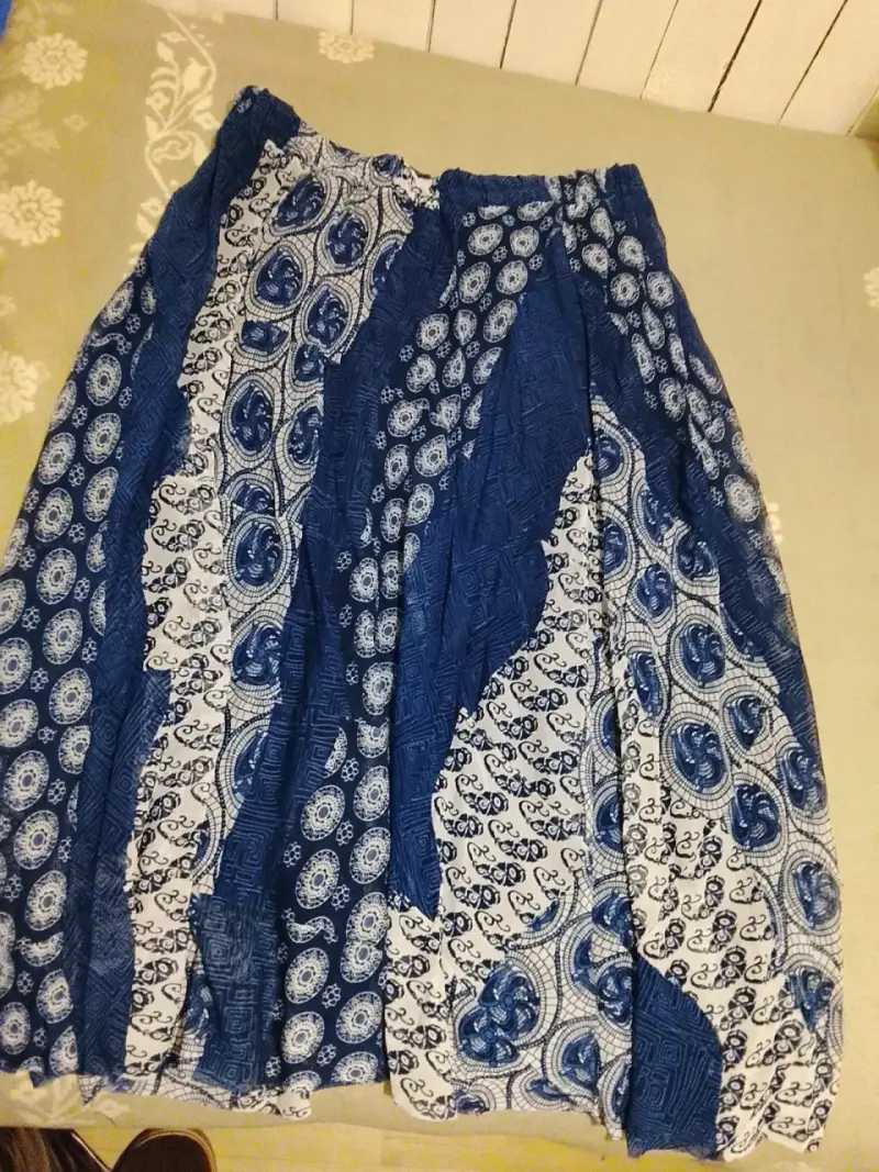 Falda larga estampada azul y blanca