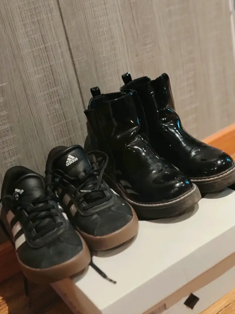 Botines de charol negro y zapatillas Adidas - 1