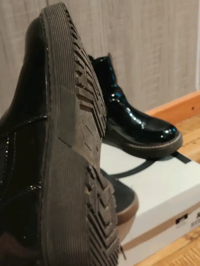 Botines de charol negro y zapatillas Adidas - 2