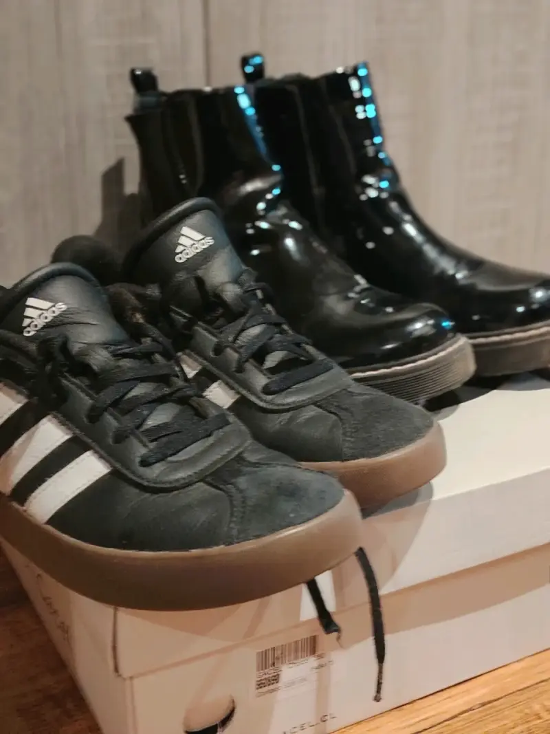 Botines de charol negro y zapatillas Adidas - 4
