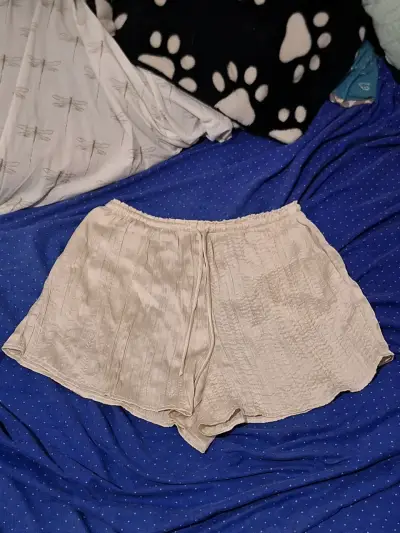 Shorts blanco de tela ligera para mujer - miniatura 1