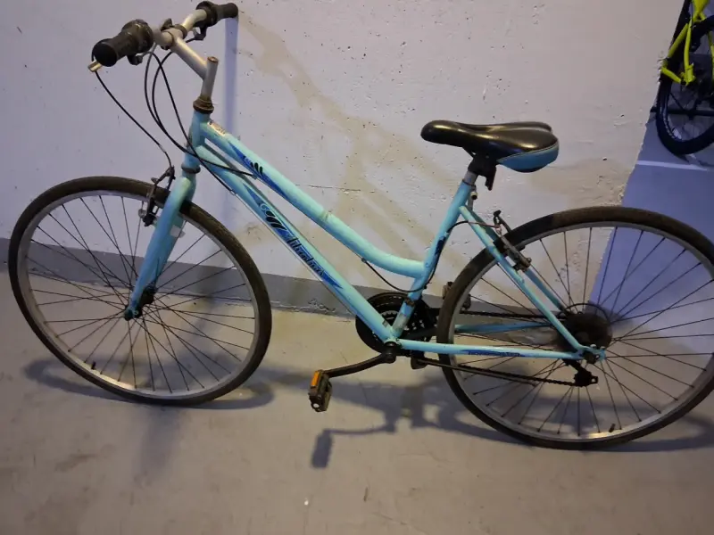 Bicicleta urbana azul Highlander