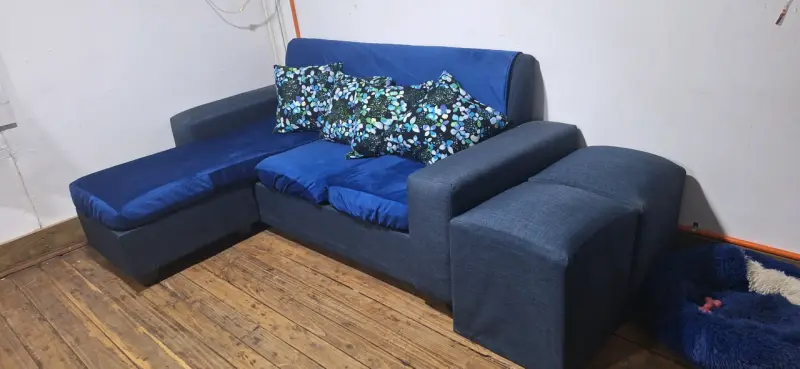 Sofá modular azul con cojines beige - 2