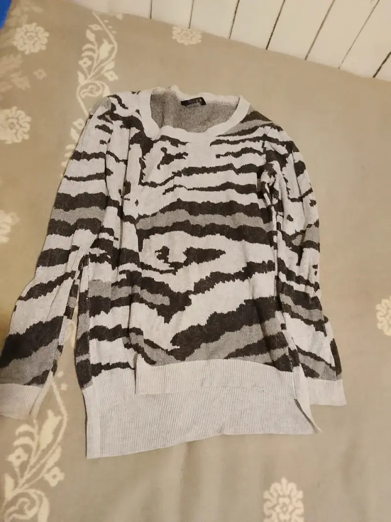 Suéter de lana con diseño animal print