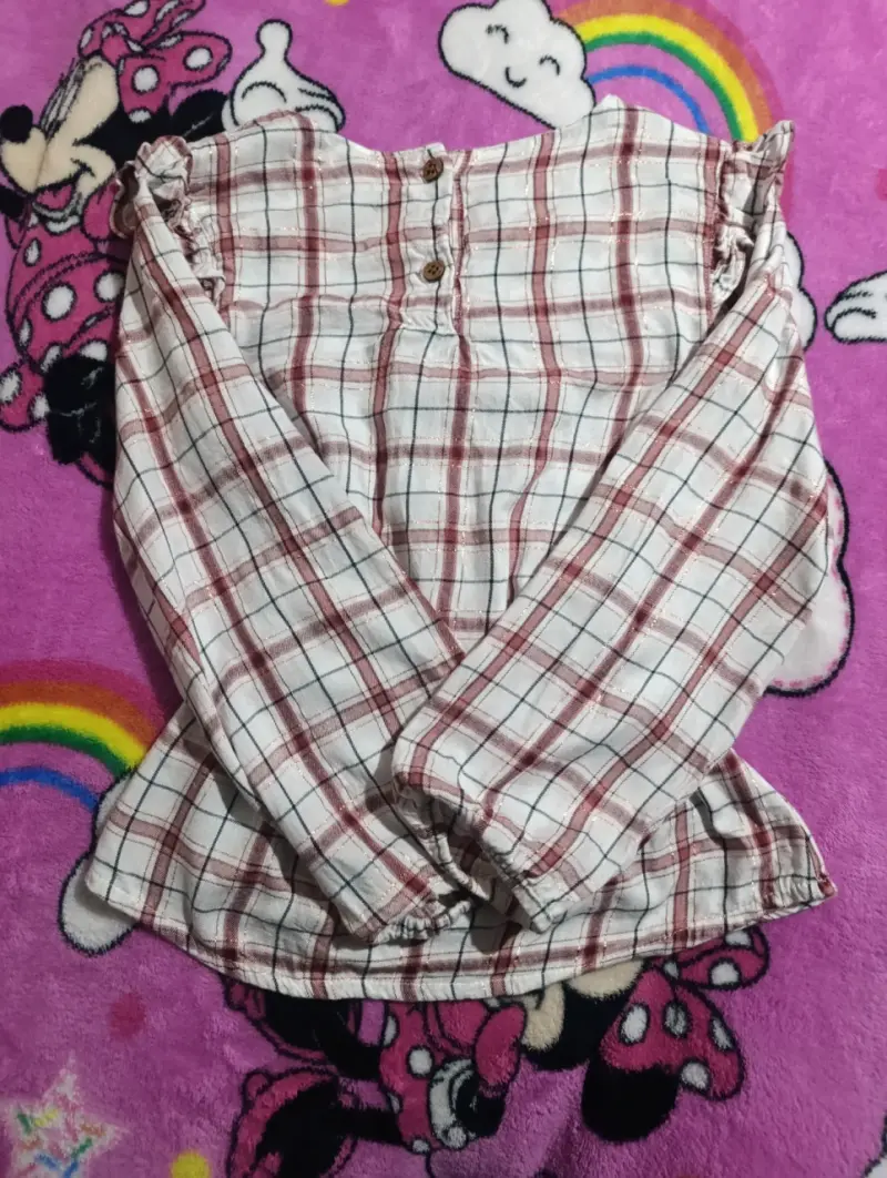 Blusa a cuadros con botones decorativos