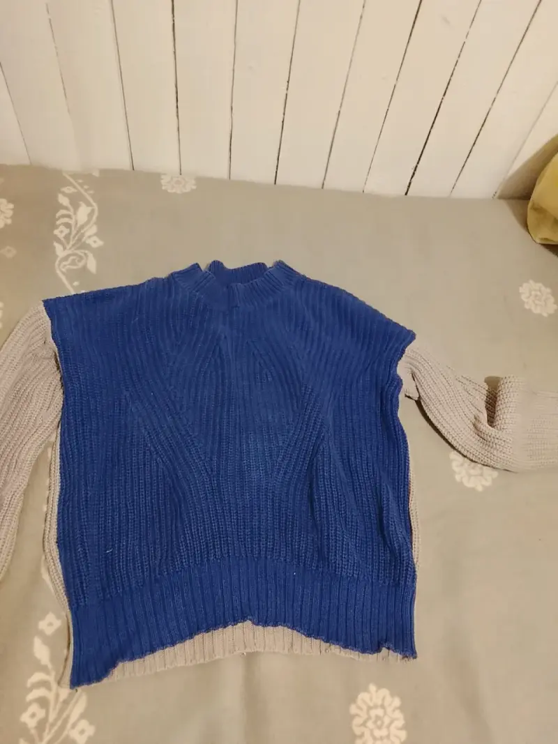 Suéter de punto bicolor azul y beige