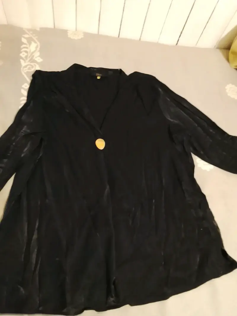 Blazer negro con botón dorado